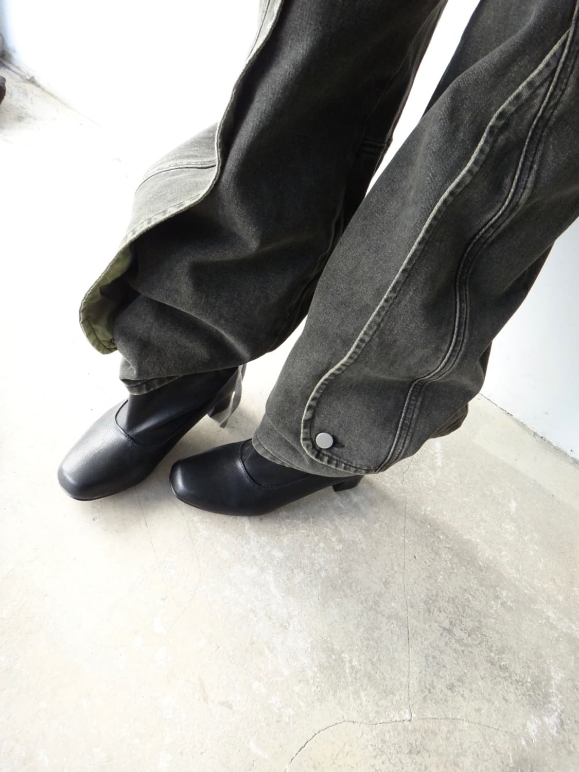 Curved variation stud pants  상품이미지1