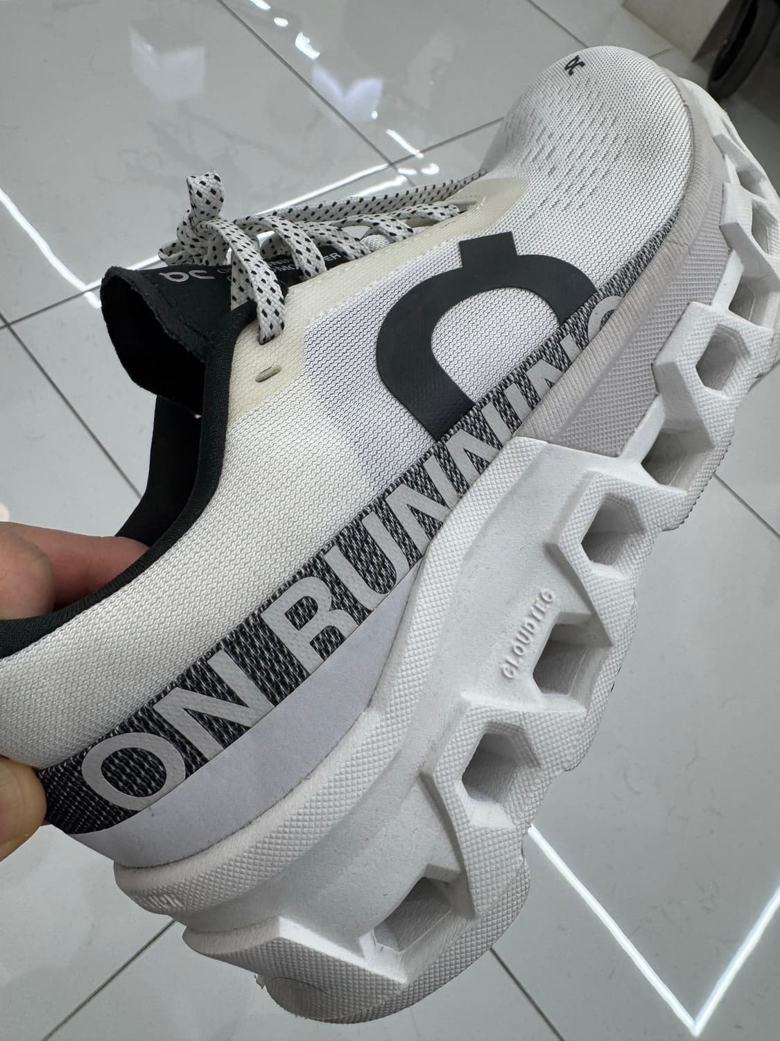 On 온 러닝 클라우드몬스터2 화이트 250사이즈 정리 합니다 상품이미지2