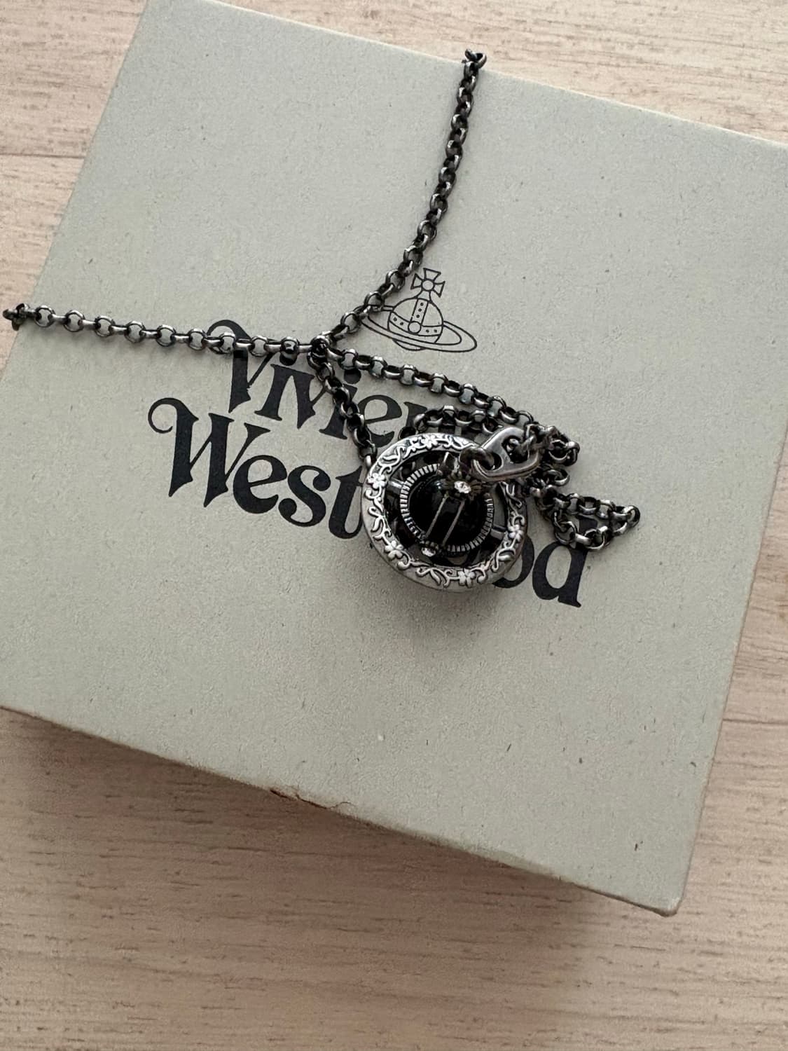 비비안 웨스트우드 블랙 ORB 팬던트 목걸이(풀박) 상품이미지2