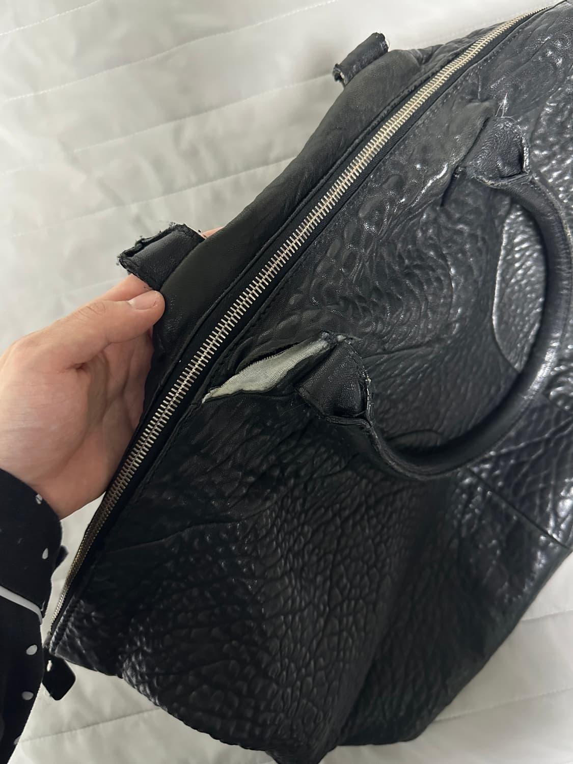 생로랑 이지백 라지 페블레더 블랙 고트스킨 상품이미지8