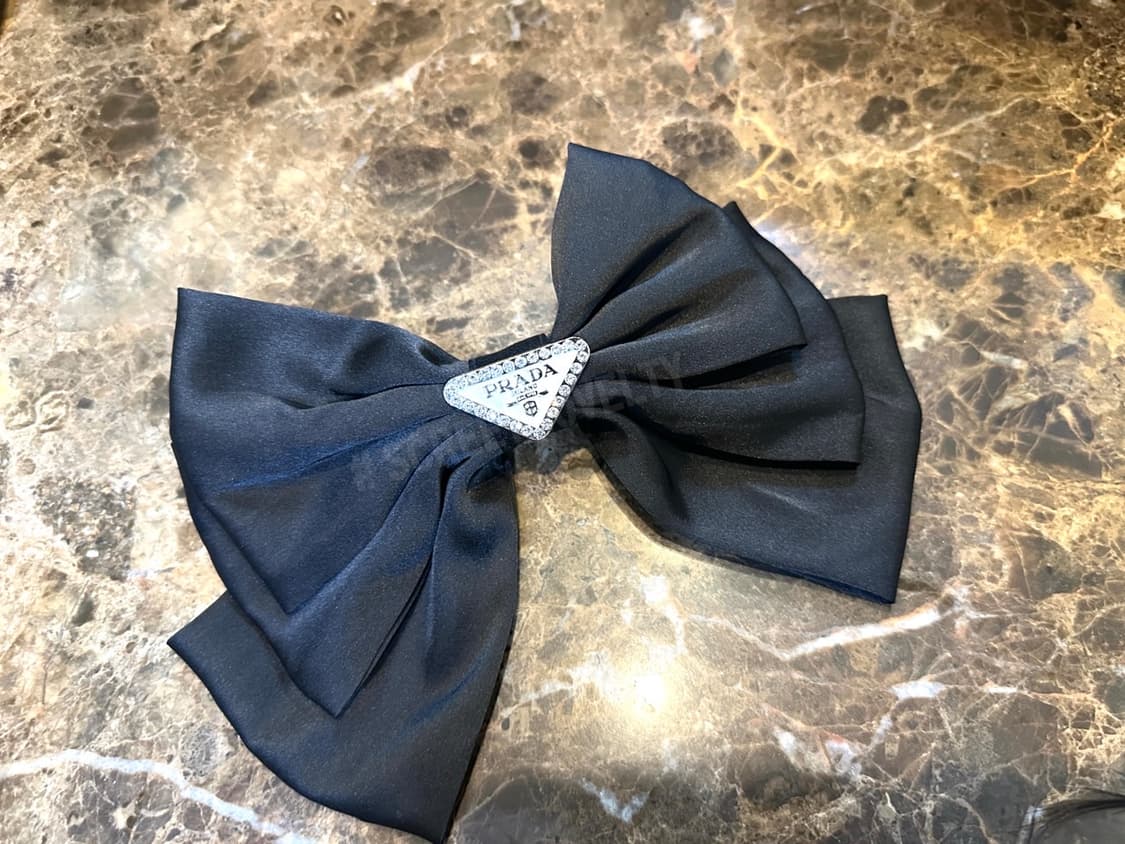 프라다 화이트로고 헤어핀 블랙 상품이미지1