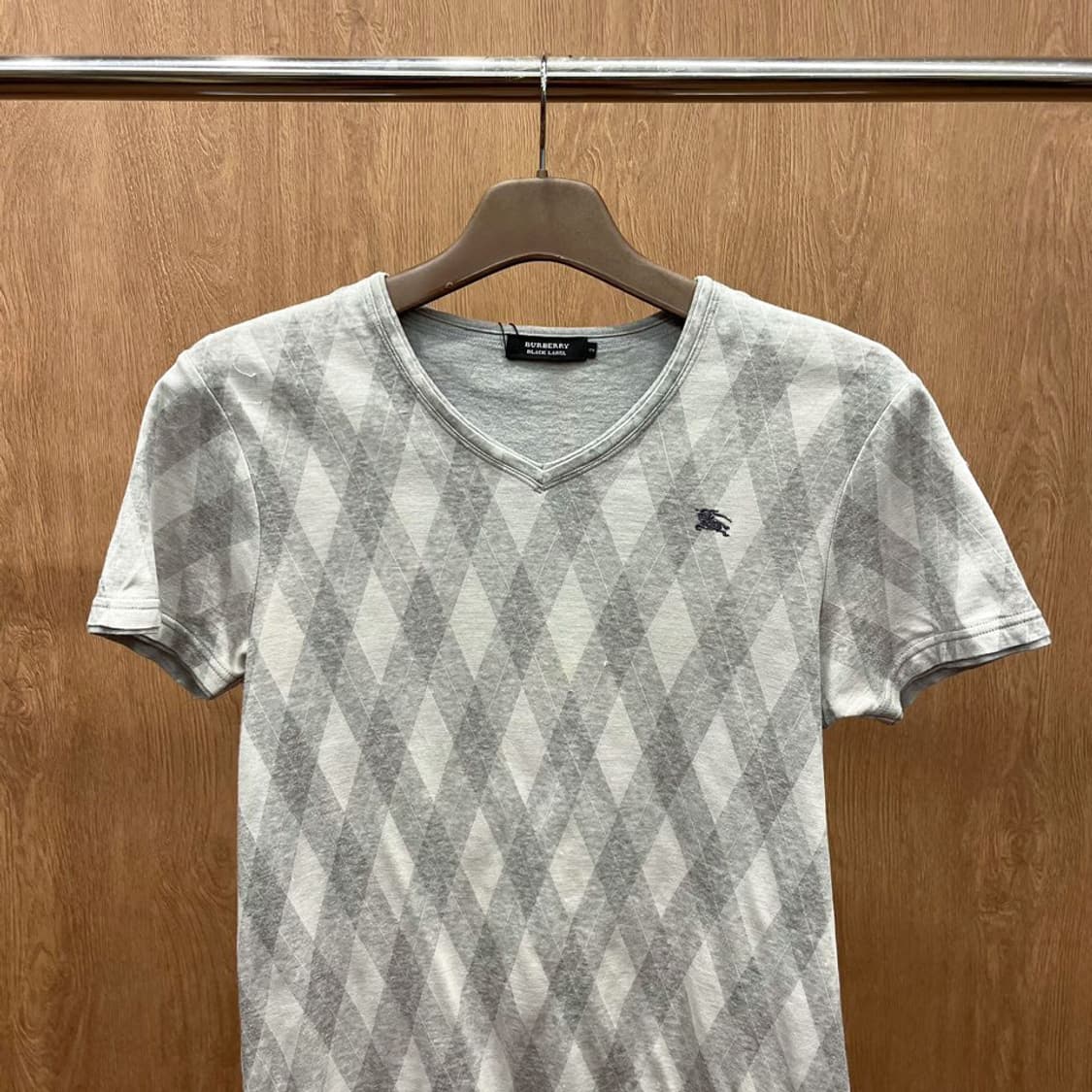 버버리 블랙라벨 반팔 티셔츠 아가일 패턴 로고 자수 브이넥 디테일 그레이 상품이미지4