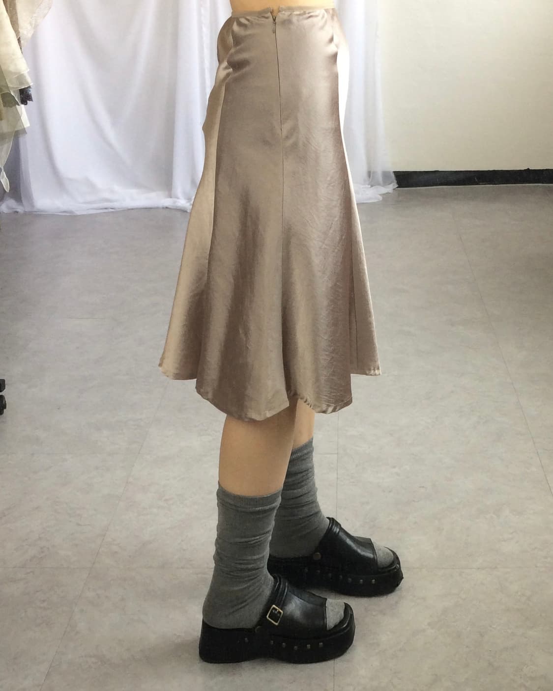 Glossy midi skirt 상품이미지7