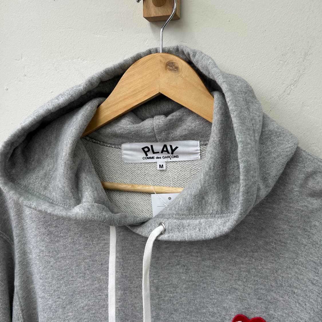 16523 - 꼼데가르송 그레이 레드 와펜 후드티 상품이미지3