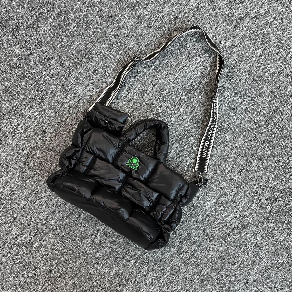 베네통 블랙 패딩 토트백 상품이미지1