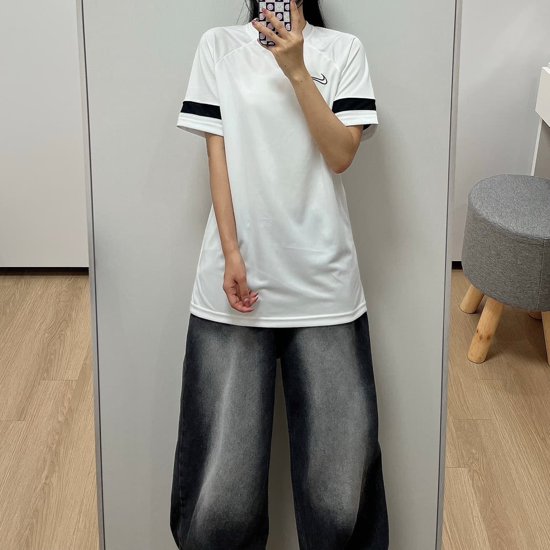 나이키 스우시 자수로고 드라이핏 화이트 반팔 티셔츠 상품이미지1