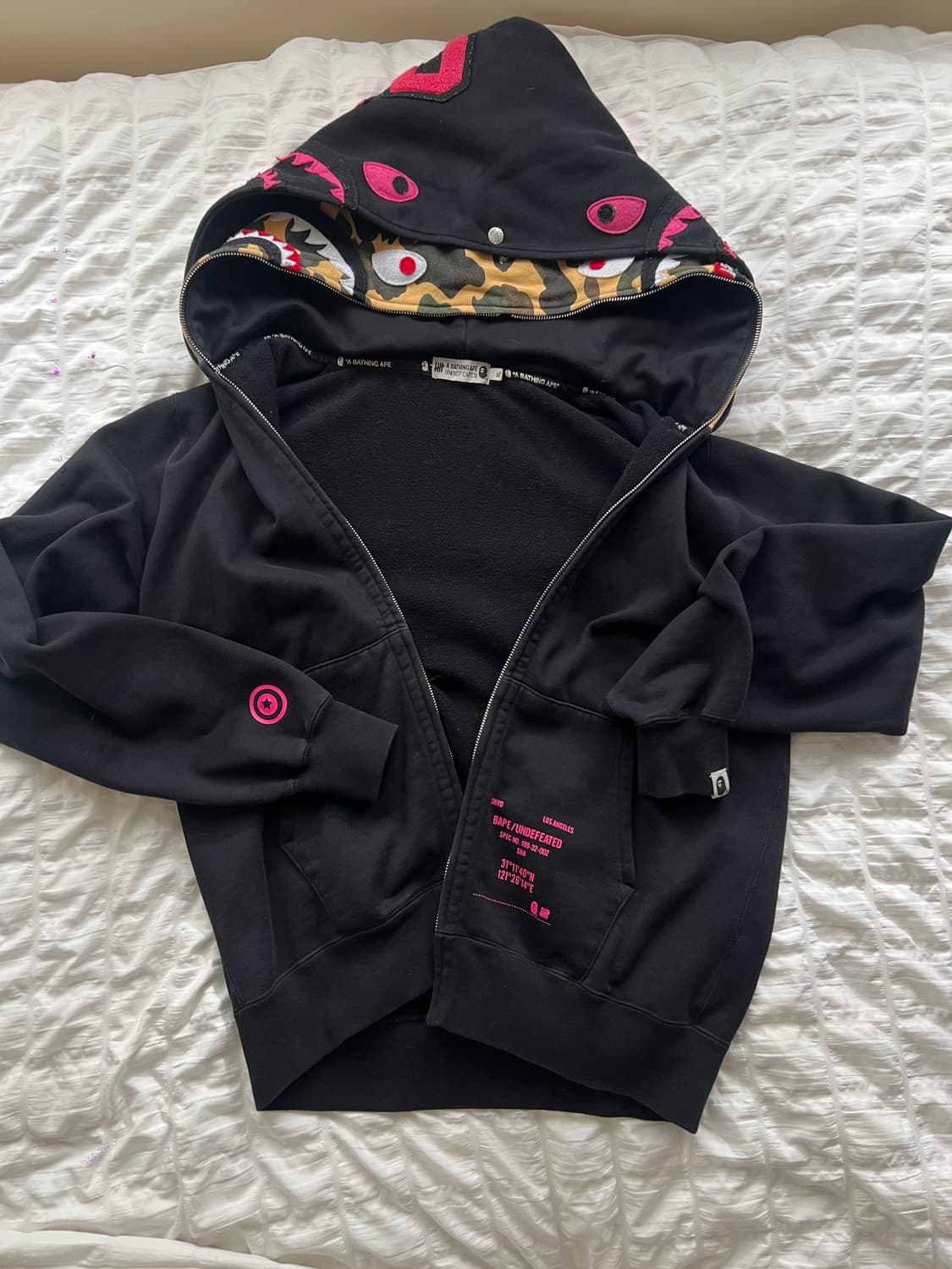 베이프 x 언디피티드 샹하이 한정 더블 샤크 후디 (BLACK / PIN 상품이미지2