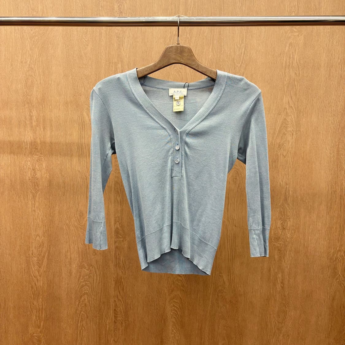 아페쎄 브이넥 니트 프론트 버튼 소매 밑단 시보리 디테일 라이트 블루 상품이미지2