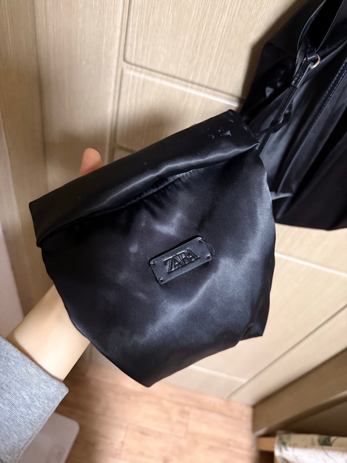 자라 블랙 새틴 토트백 상품이미지2