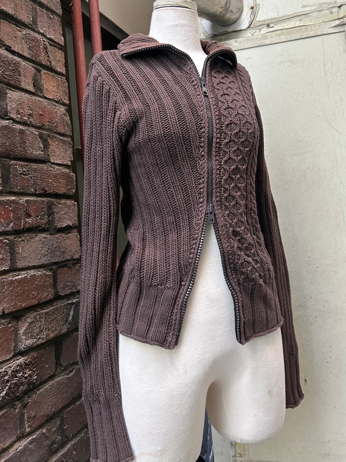 *rare* 2000s dkny 브라운 사선 비대칭 니트집업 상품이미지1