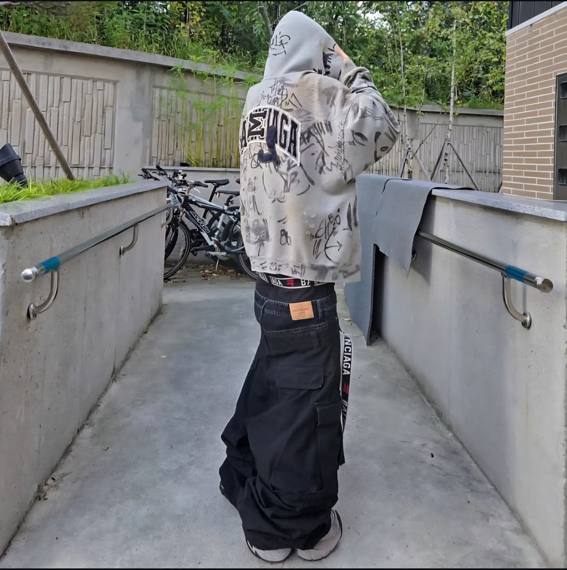 발렌시아가 그래피티 후드 집업 티셔츠 그레이 머드쇼 긴팔 후디 티 상품이미지1