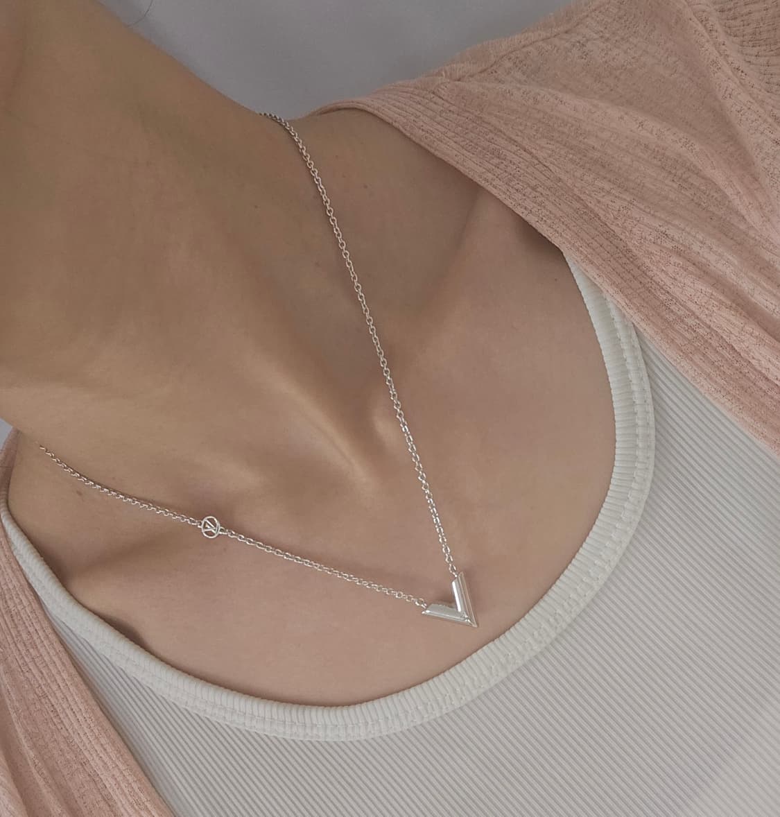 [상태최상] 루이비통 에센셜 V목걸이 실버 신형 [정품] 상품이미지8