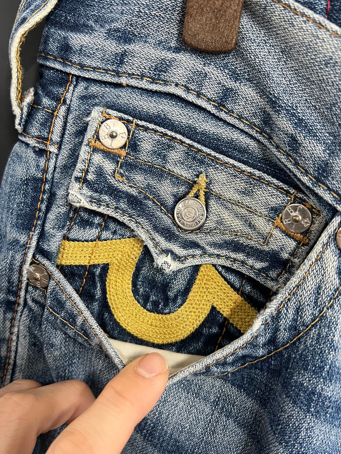 True Religion 트루릴리전 빌리 부츠컷 데미지 연청 데님 팬츠 상품이미지5