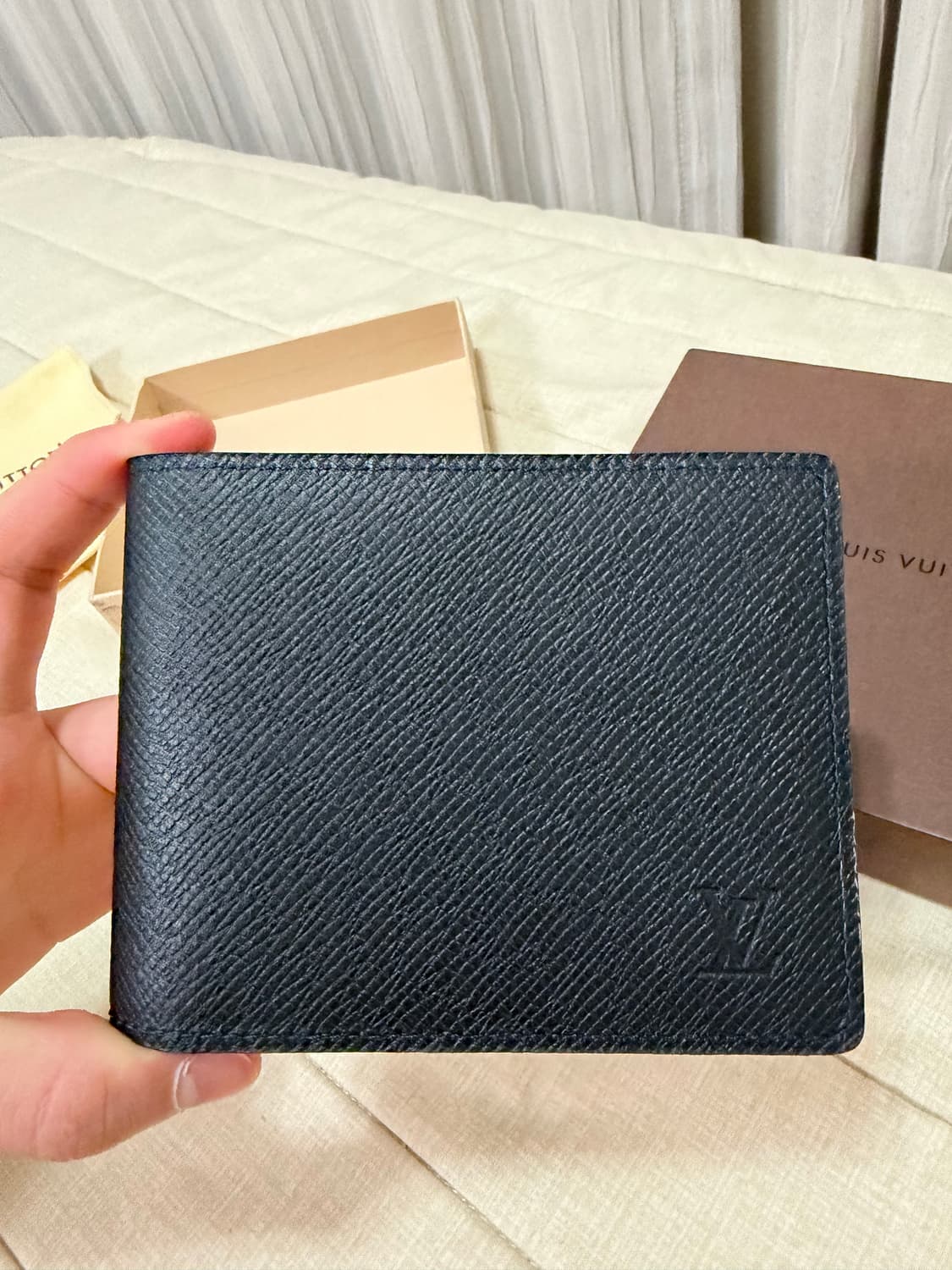 루이비통 타이가 블랙 반지갑 상품이미지2