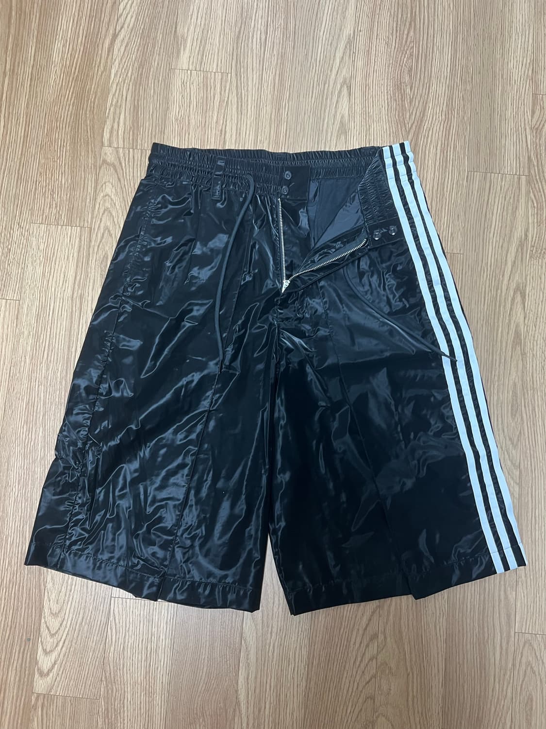 Y-3 글로시 버뮤다 팬츠 상품이미지4