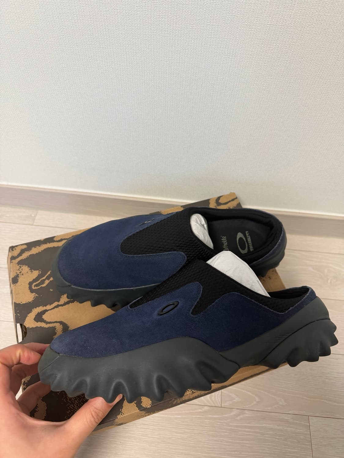 오클리 x 브레인 데드 팩토리 팀 찹 쏘우 뮬 네이비 280 상품이미지2