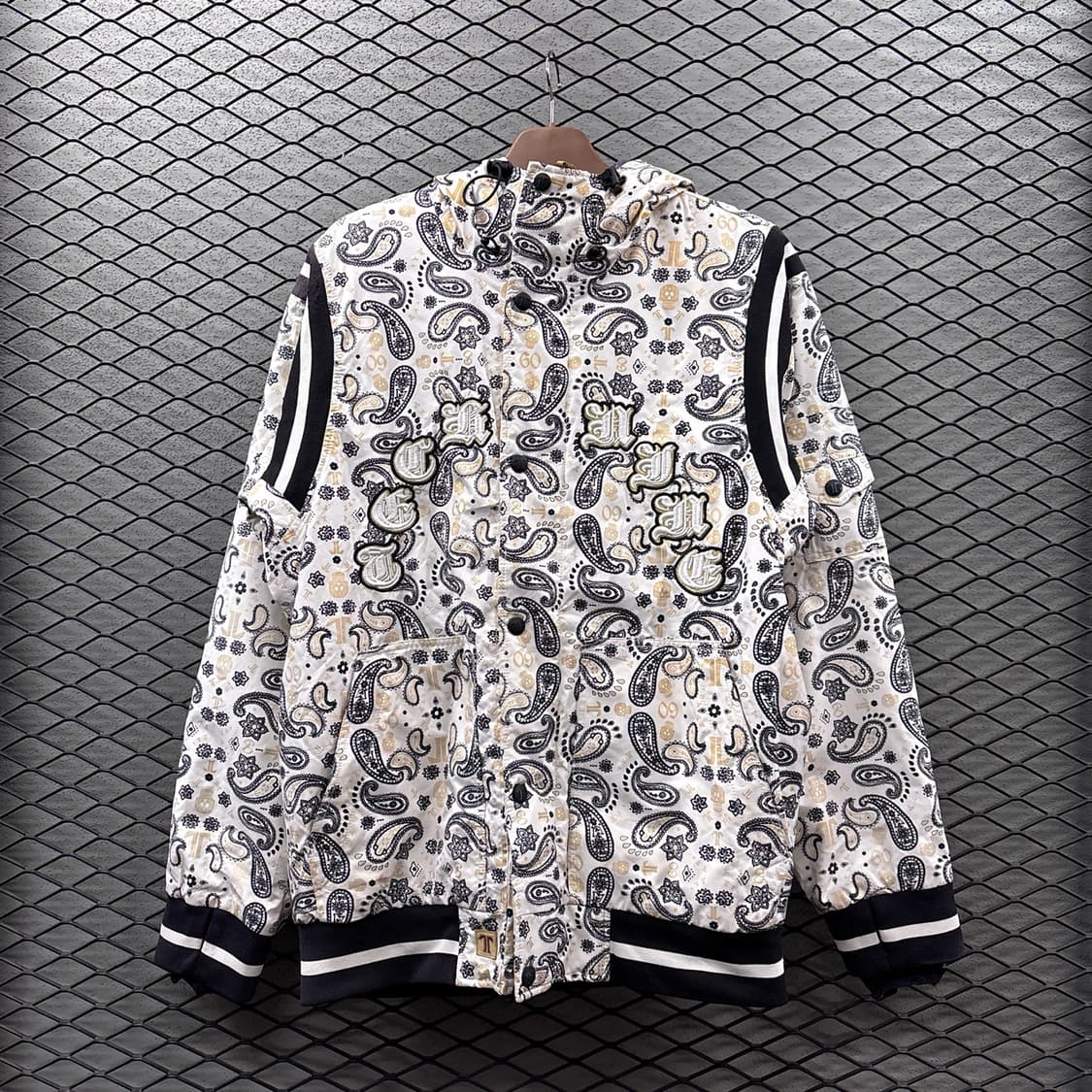 테크나인 페이즐리 올오버 패턴 보드자켓 크루패치 디테일 화이트 상품이미지2