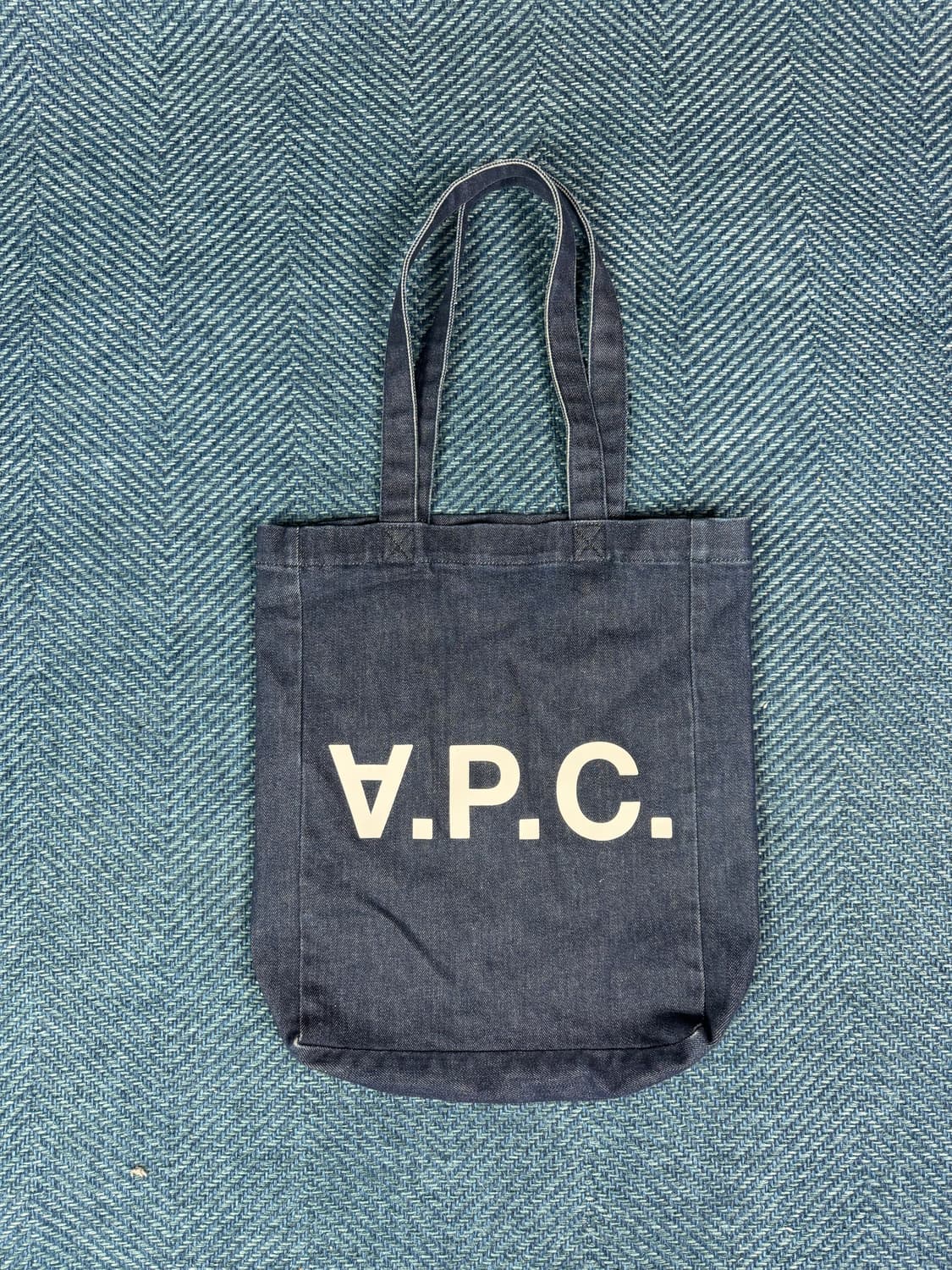 [정품] 아페쎄 A.P.C. V.P.C. 로고 인디고 데님 에코백 판매합 상품이미지1