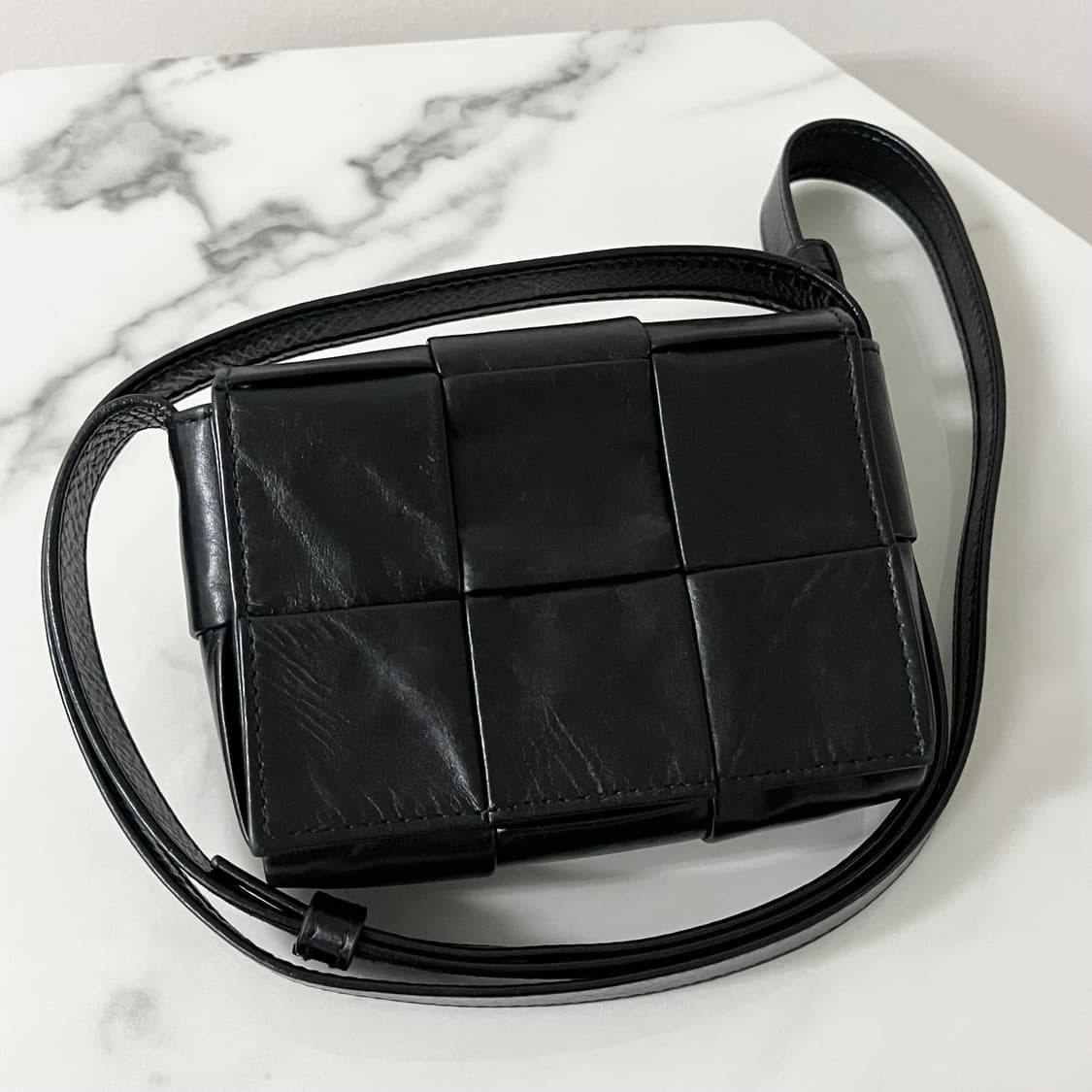 보테가베네타 카세트백 미니 블랙 레더 크로스백 가방 상품이미지2