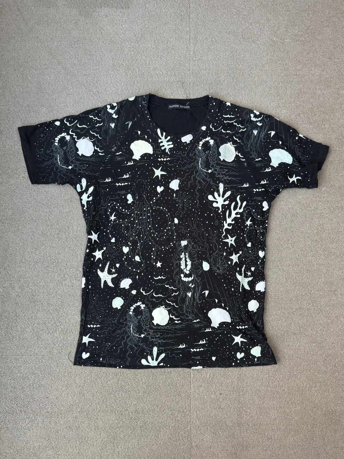 츠모리 치사토 아카이브 인어 드로잉 블랙 티셔츠 상품이미지1