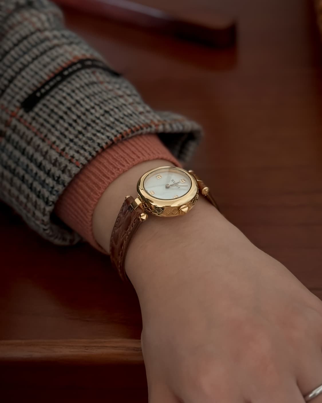 구찌 클래식 펄 다이얼 시계 상품이미지3