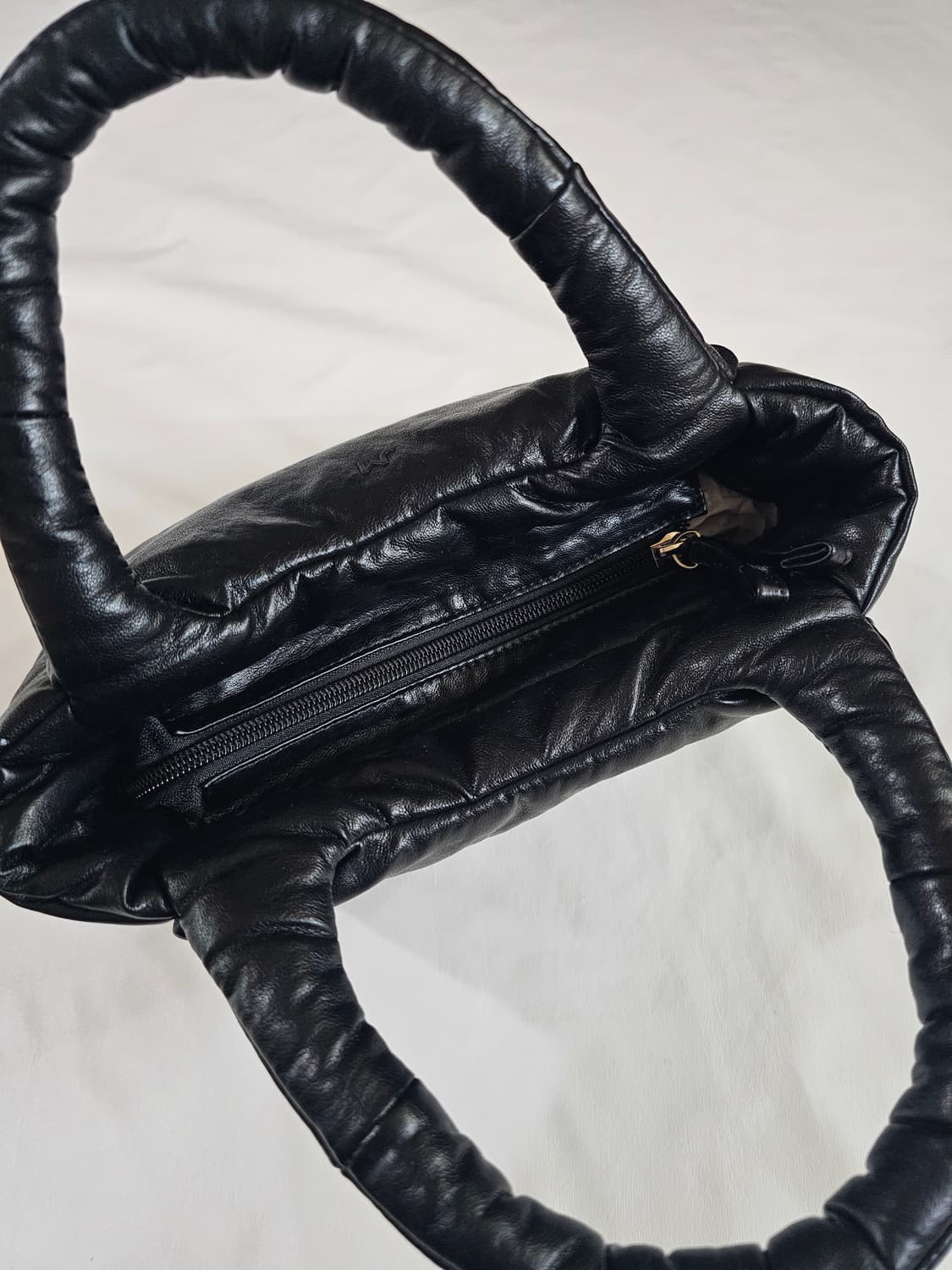 제이마크뉴욕 베일리 미니 소프트 비건 레더 패딩 토트백 블랙 상품이미지9