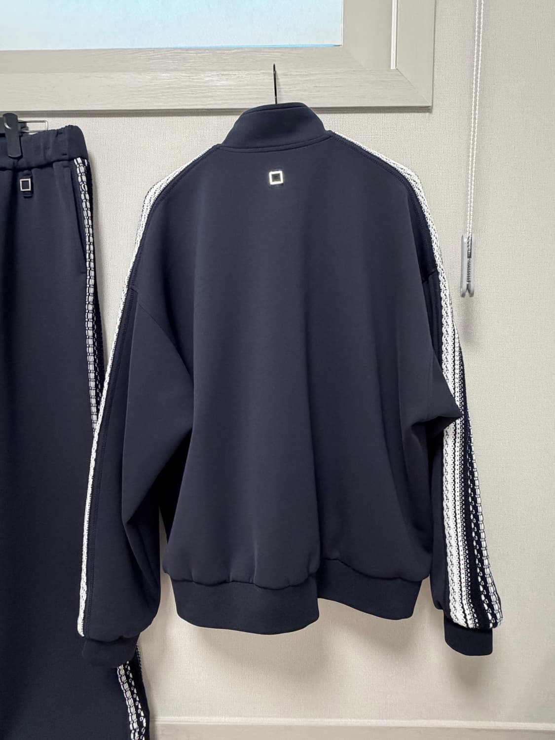 우영미 니트 디테일 트랙 셋업 네이비 상품이미지3