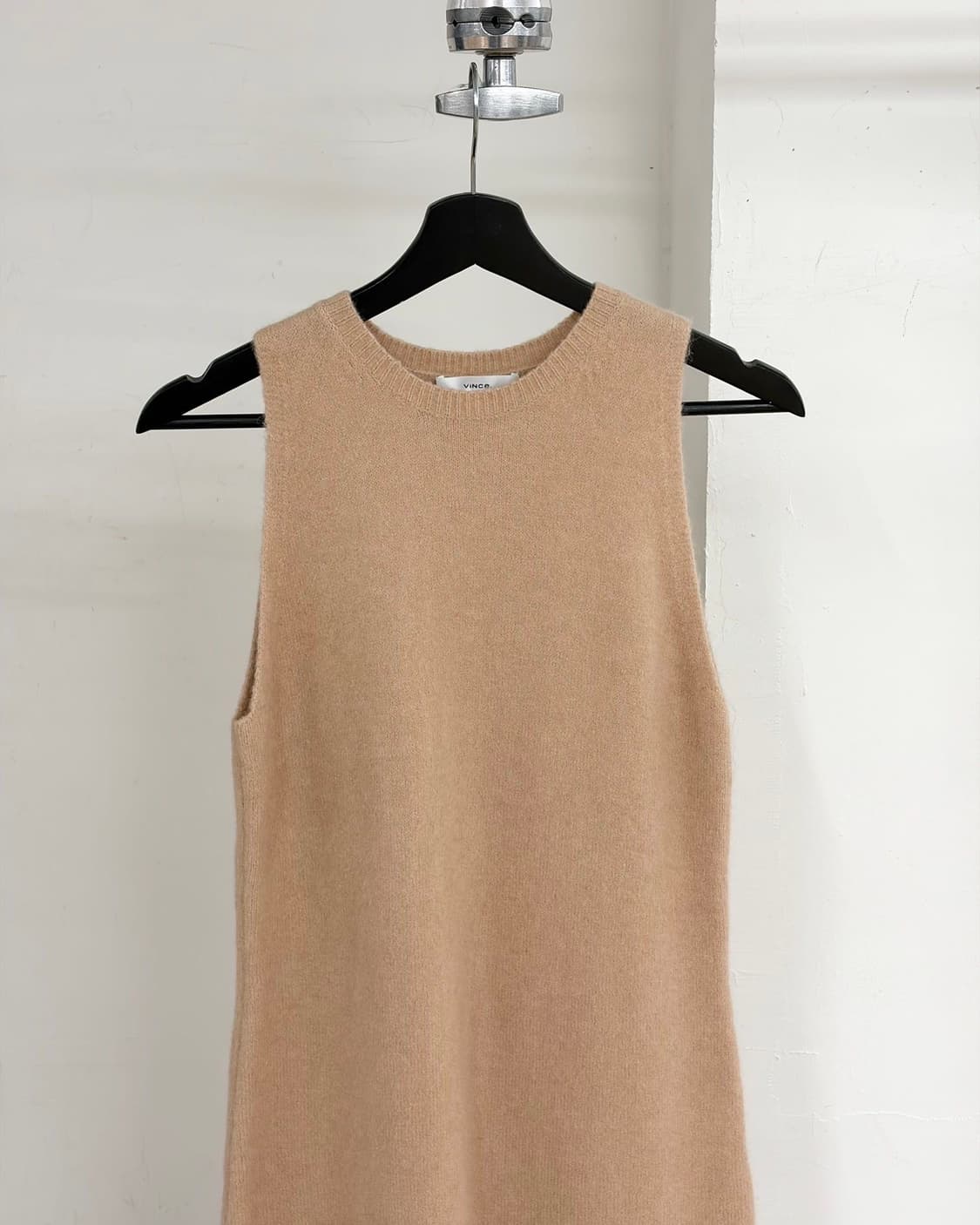 빈스 베이지 슬리브리스 크루넥 니트 원피스  상품이미지4