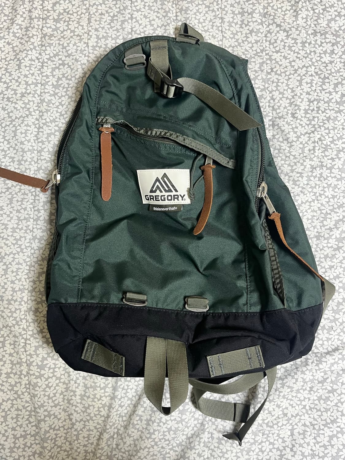 디스이즈네버댓 그레고리 콜라보 백팩입니다.  상품이미지1