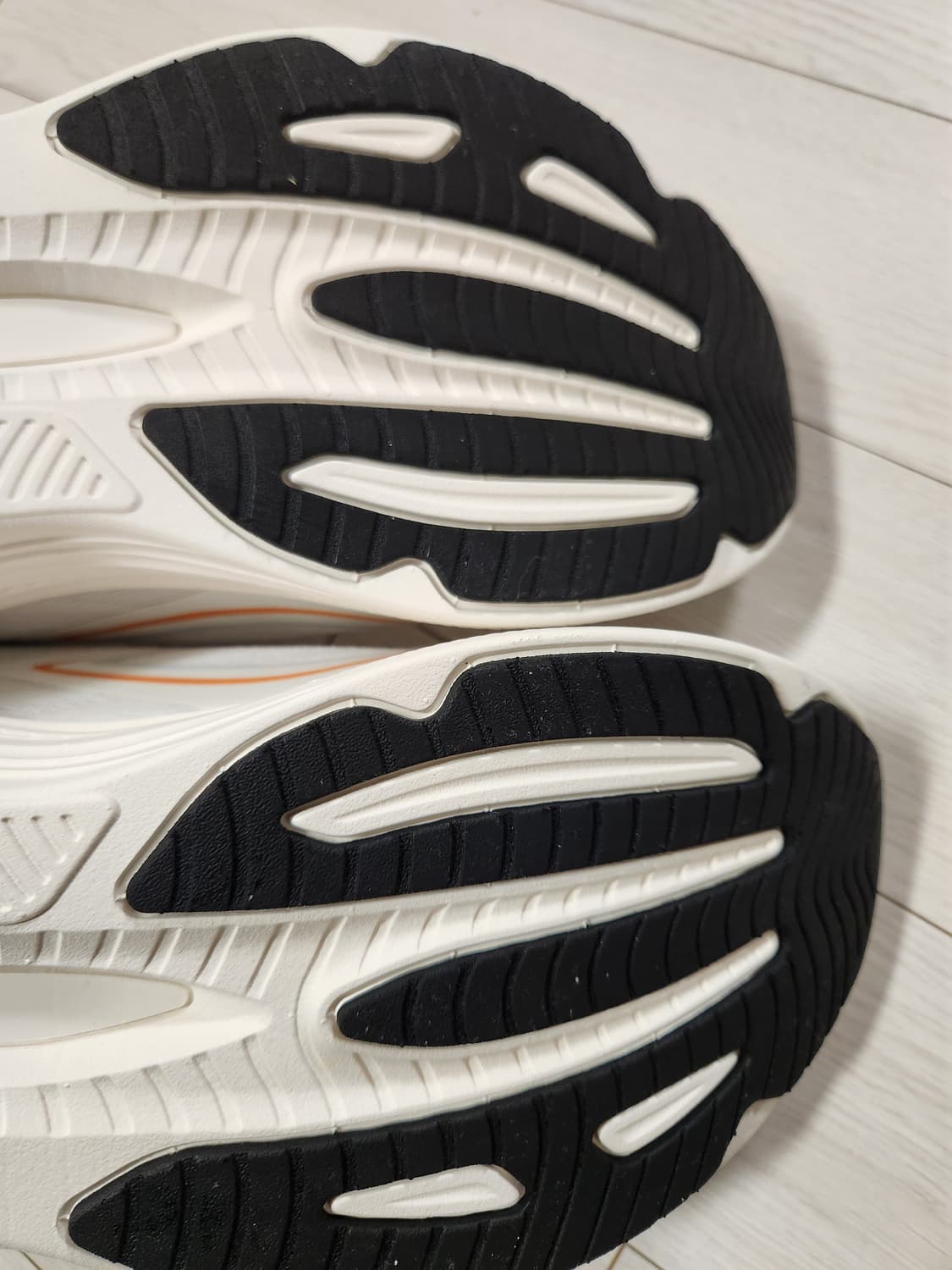 새상품급)르까프 운동화 액티브 러너 남여공용 러닝화 워킹화 사이즈255
 상품이미지10