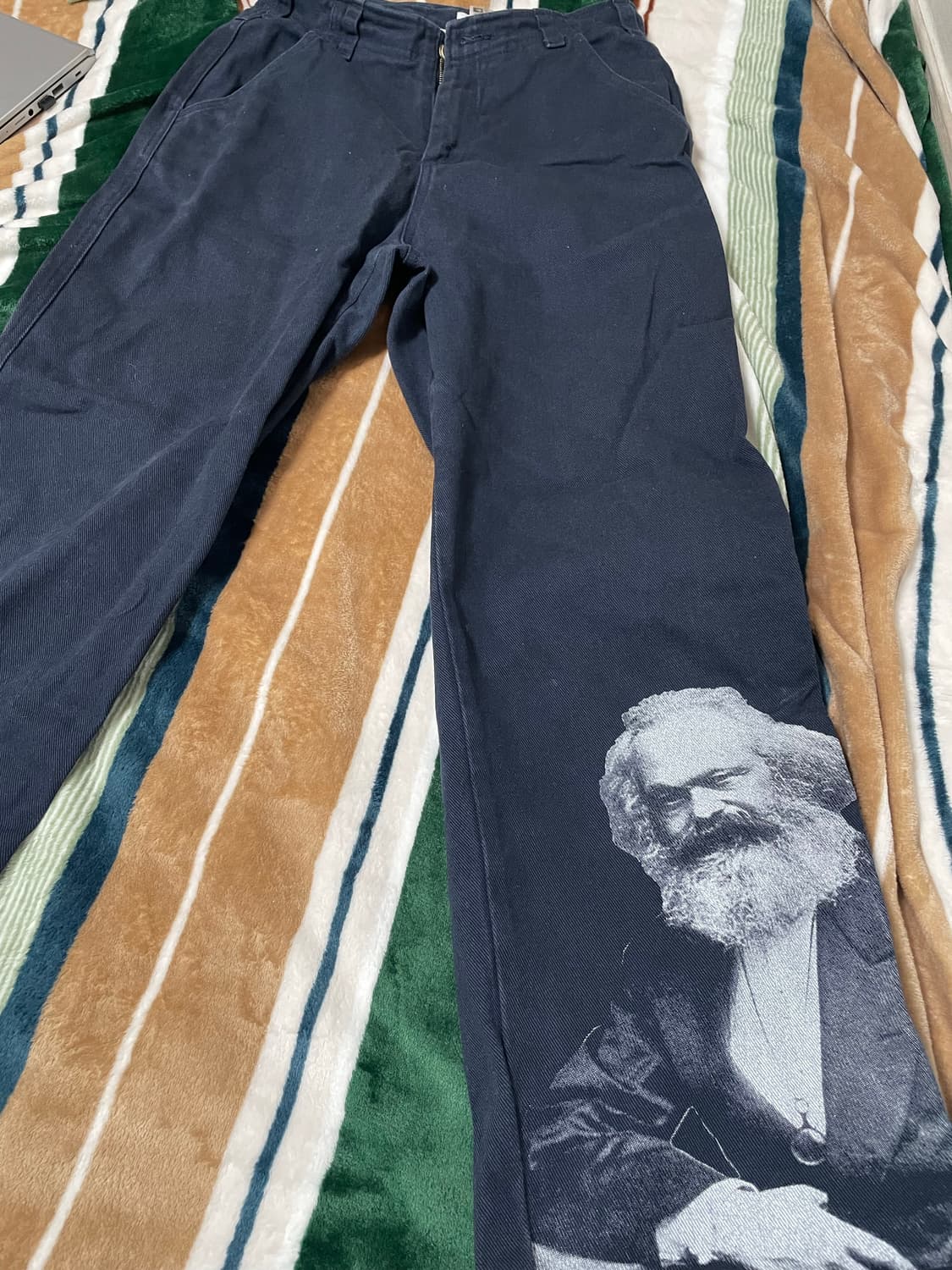 트락타트 칼 마르크스 그래픽 팬츠 상품이미지2