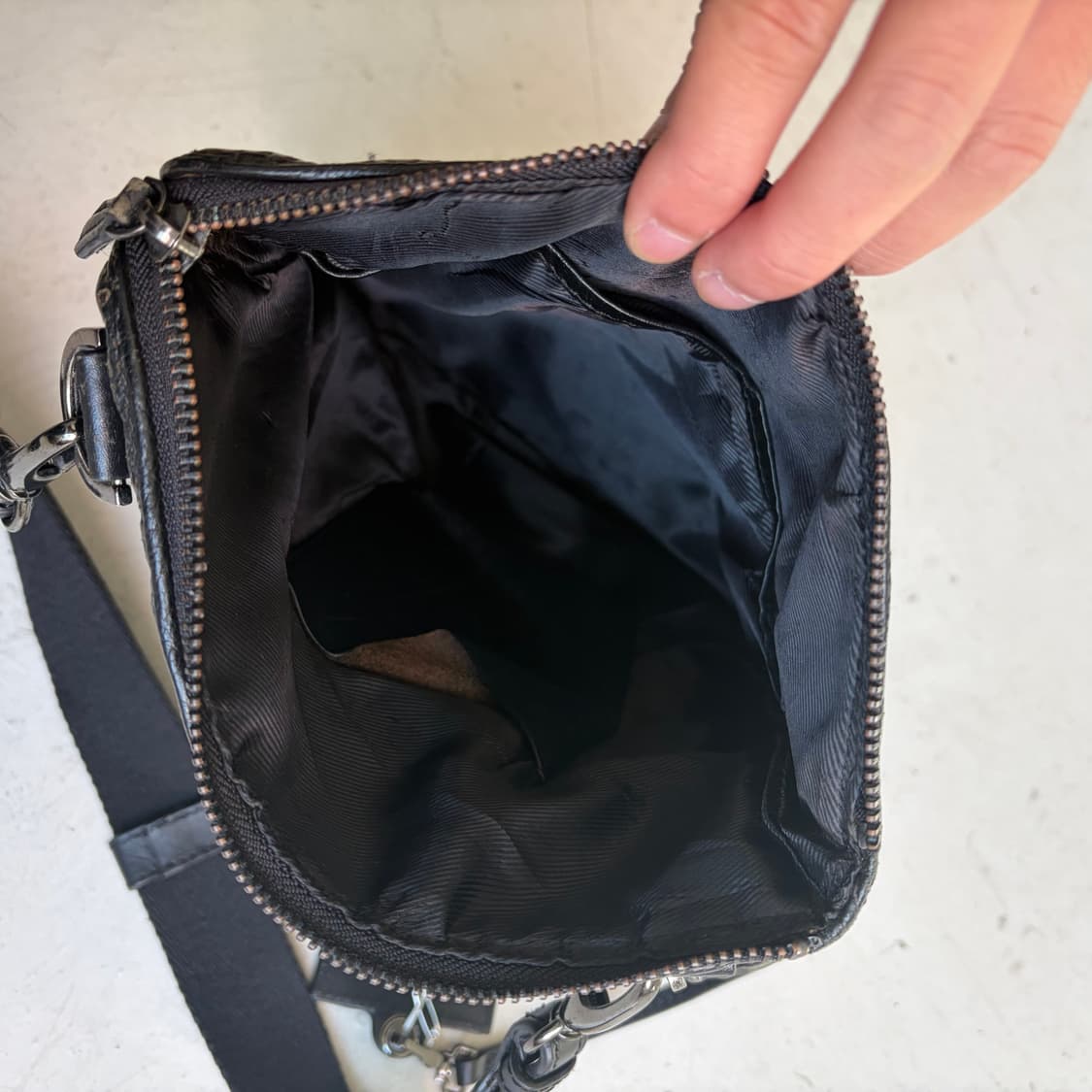 띠어리 빈티지 펀칭 가죽 크로스백 OS 상품이미지7