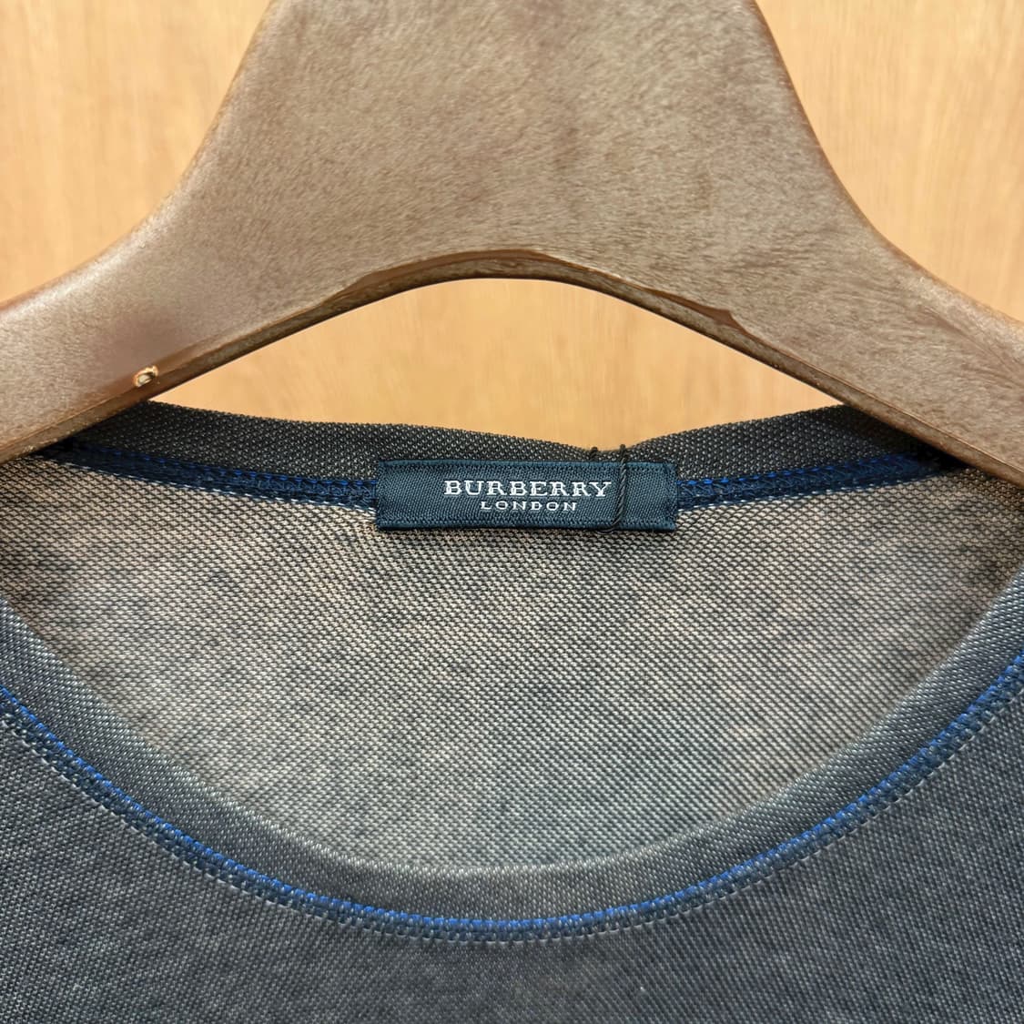 버버리 런던 라운드넥 반팔 티셔츠 블루 로고 자수 디테일 차콜 상품이미지7