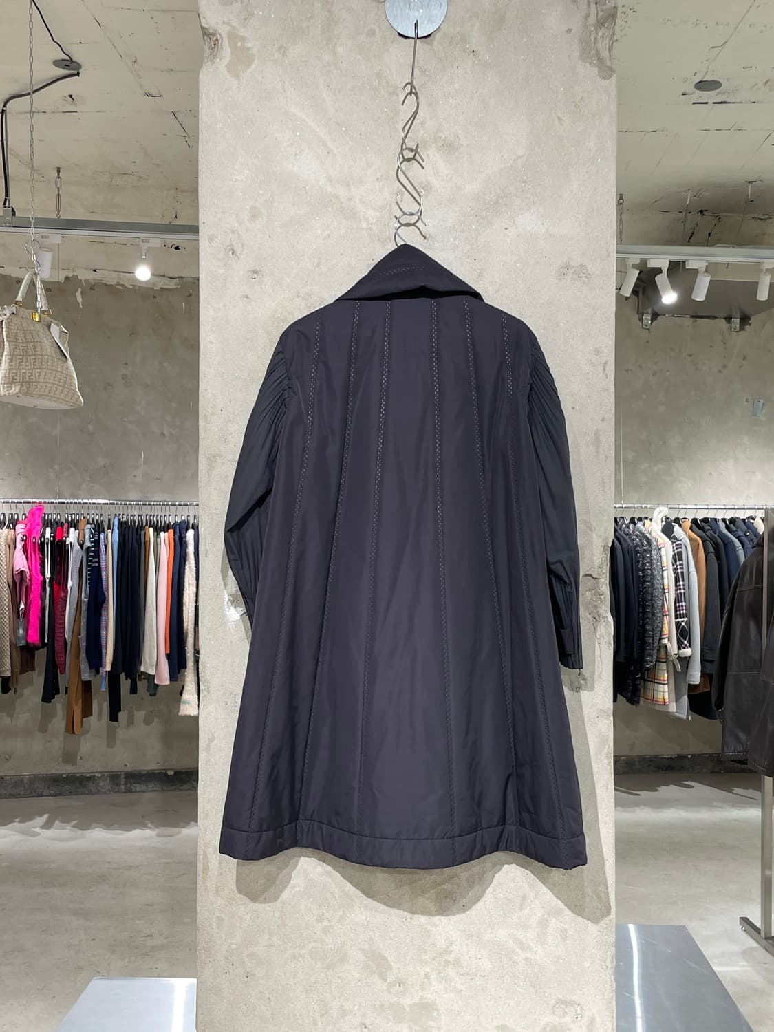 플리츠 플리즈 블랙 스냅 버튼 플리츠 슬리브 패디드 코트 상품이미지6