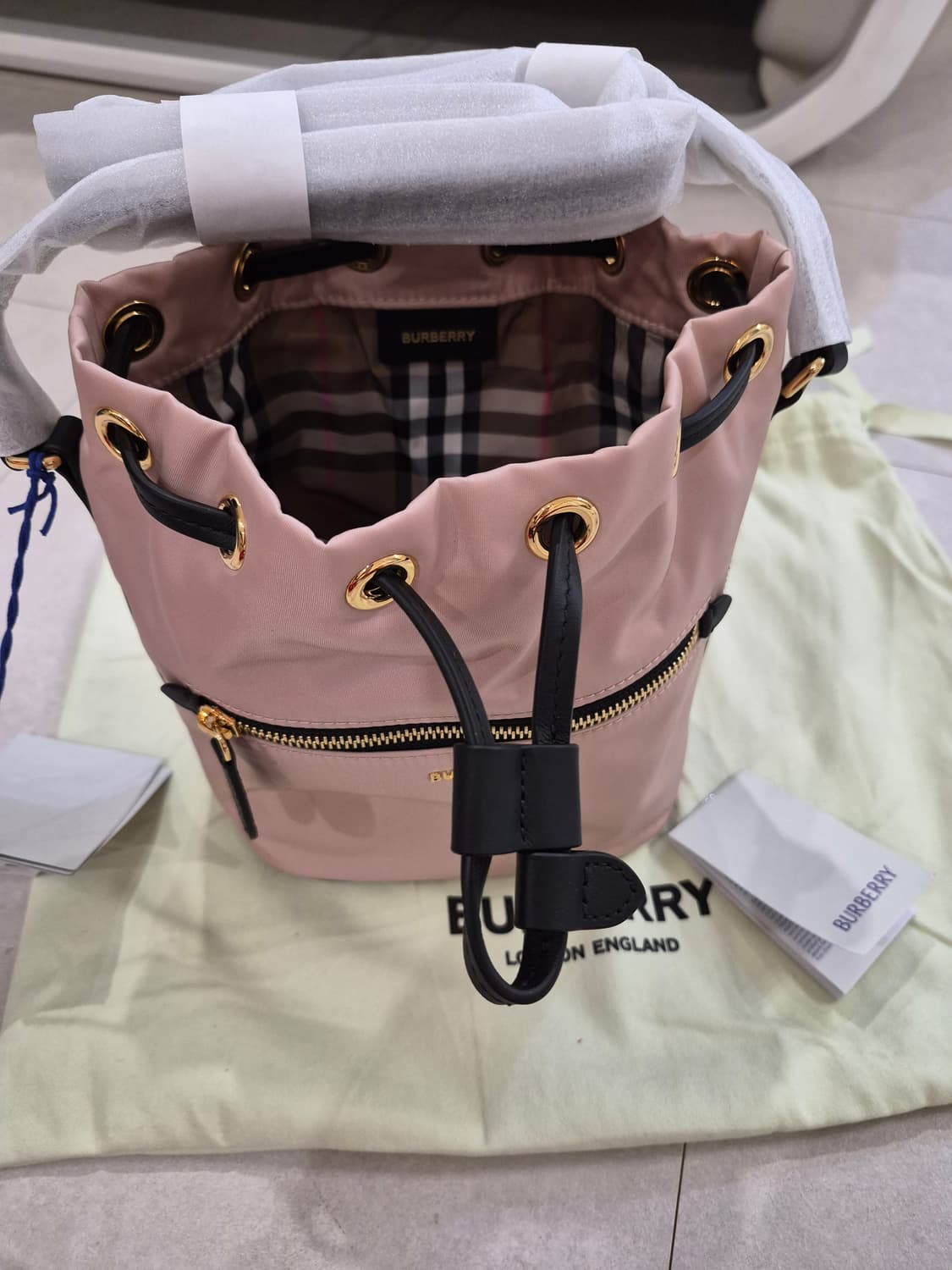 새상품))버버리 25FW 미니 드로스트링 복조리백 상품이미지4