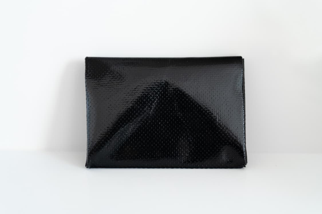 프라이탁 F50 E.T. 올블랙 고광택 반지갑 상품이미지2