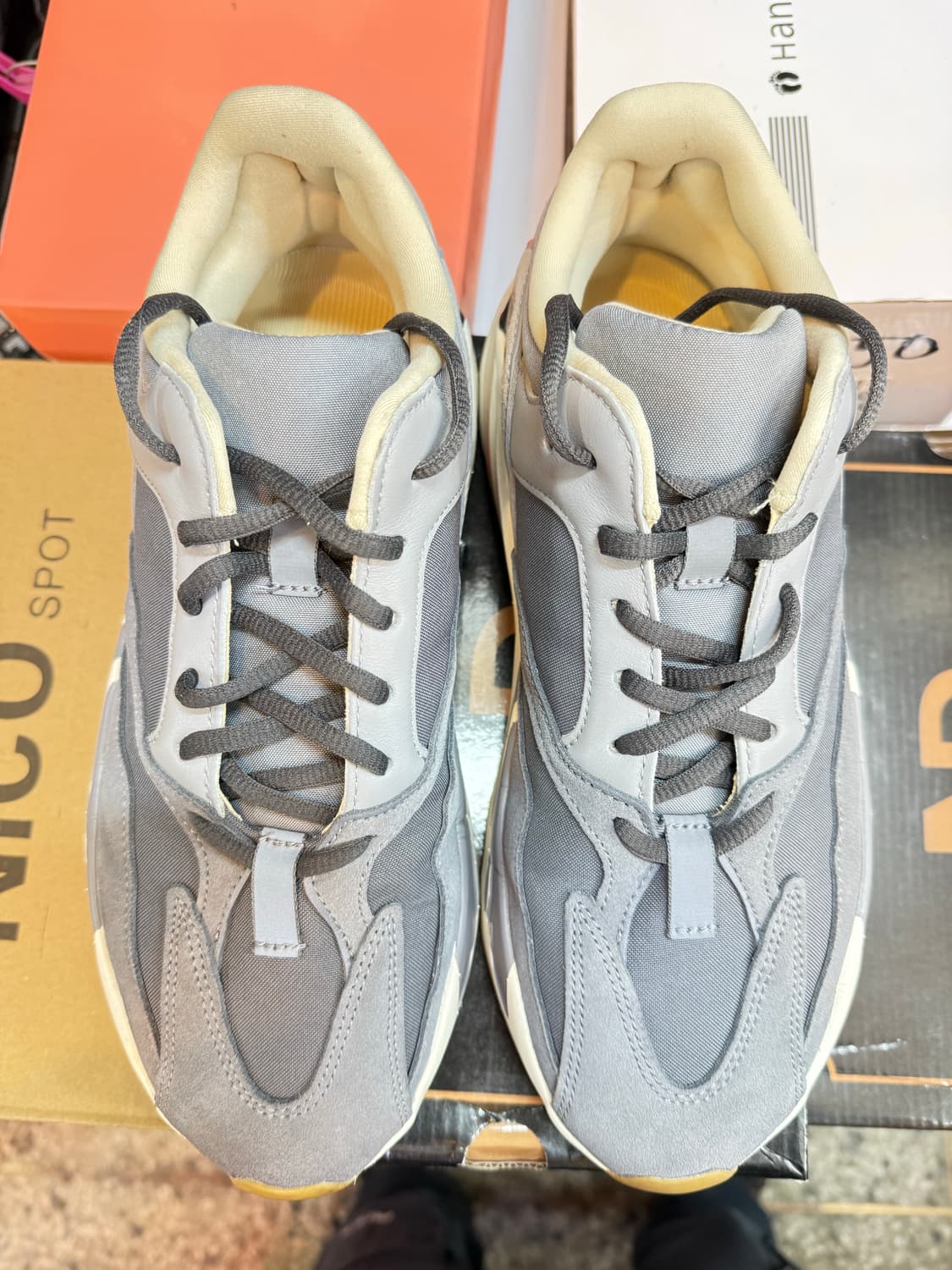 (285) 아디다스 이지부스트 700  마그넷 상품이미지1