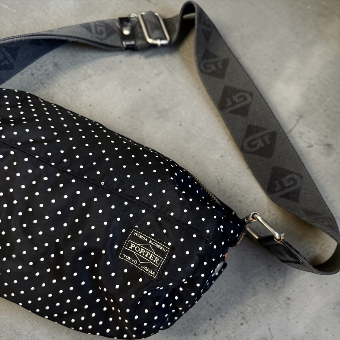 요시다포터 00s 도트패턴 크로스백 상품이미지3