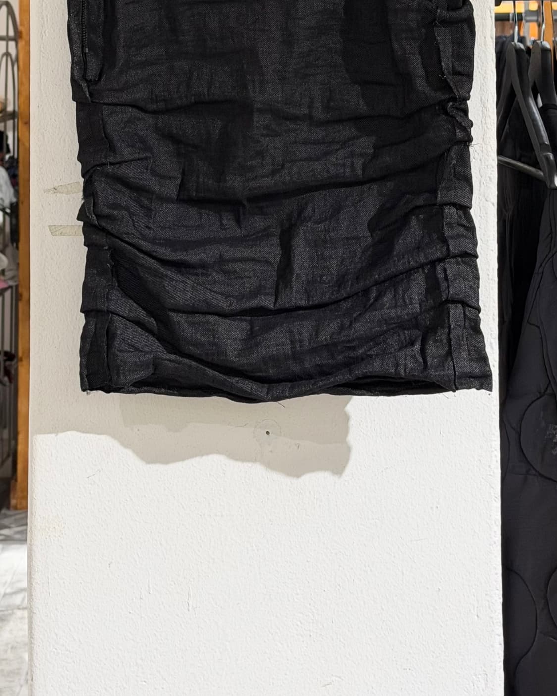 랑방 블랙 드레이프 미디 스커트 상품이미지6