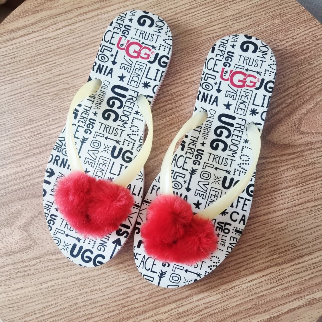 UGG 어그 하트폼폼이 플립플랍 쪼리 샌들 슬리퍼 (240/7) 상태최상 상품이미지1