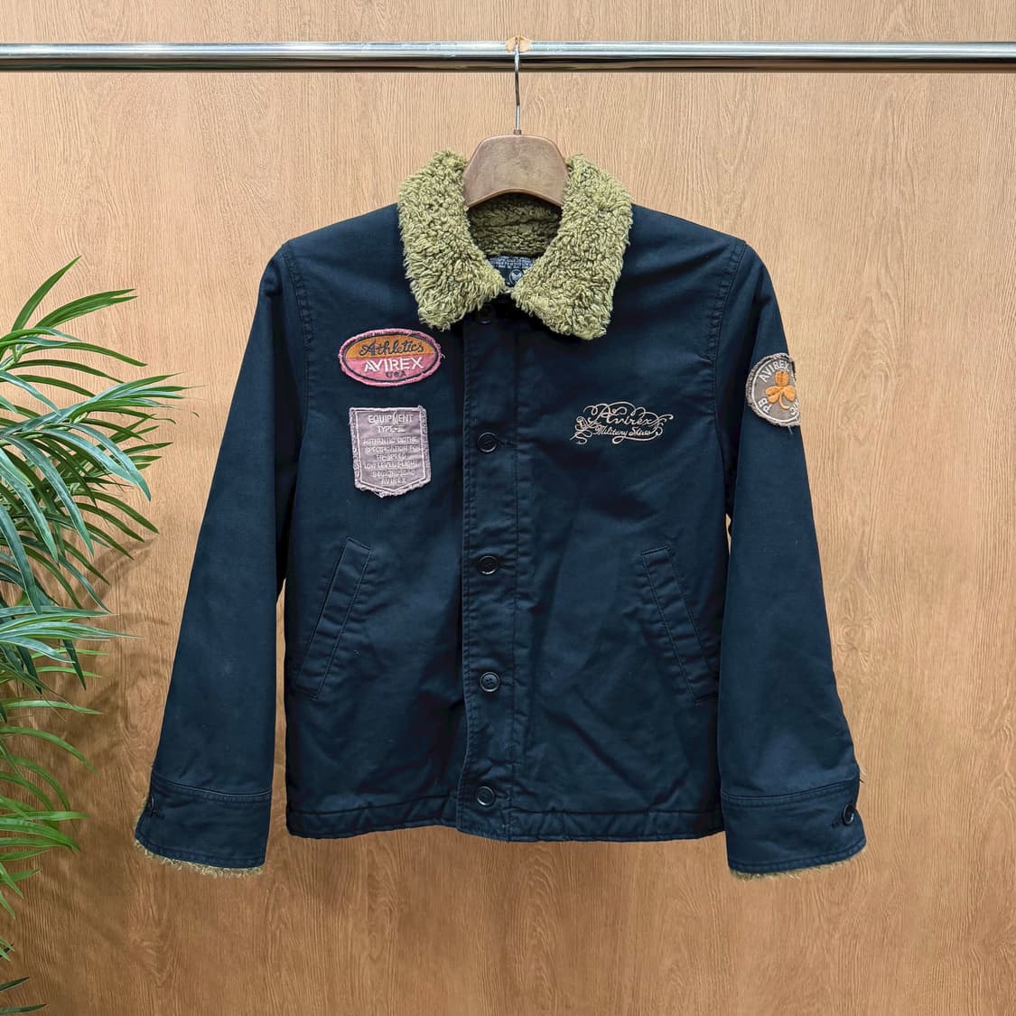 아비렉스 자켓 쉐르파 안감 로고 자수 패치 디테일 레귤러핏 블랙 상품이미지1