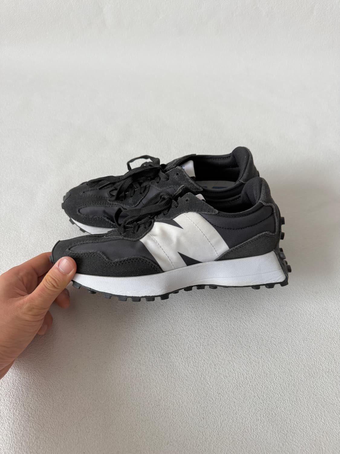 [230]뉴발란스(new balance) 327 검흰 스니커즈 상품이미지2