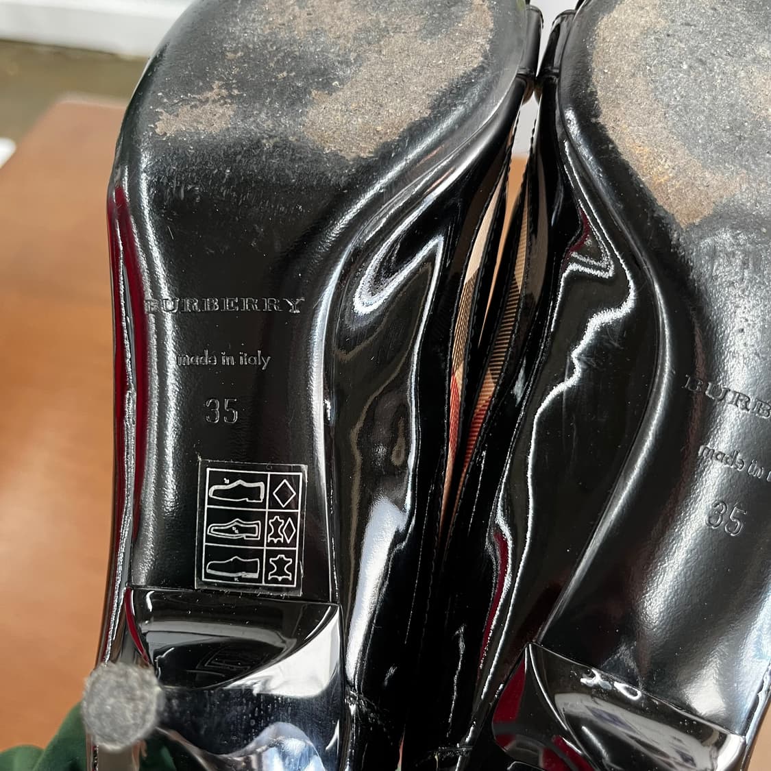 버버리 페이턴트 펌프스 35 상품이미지7