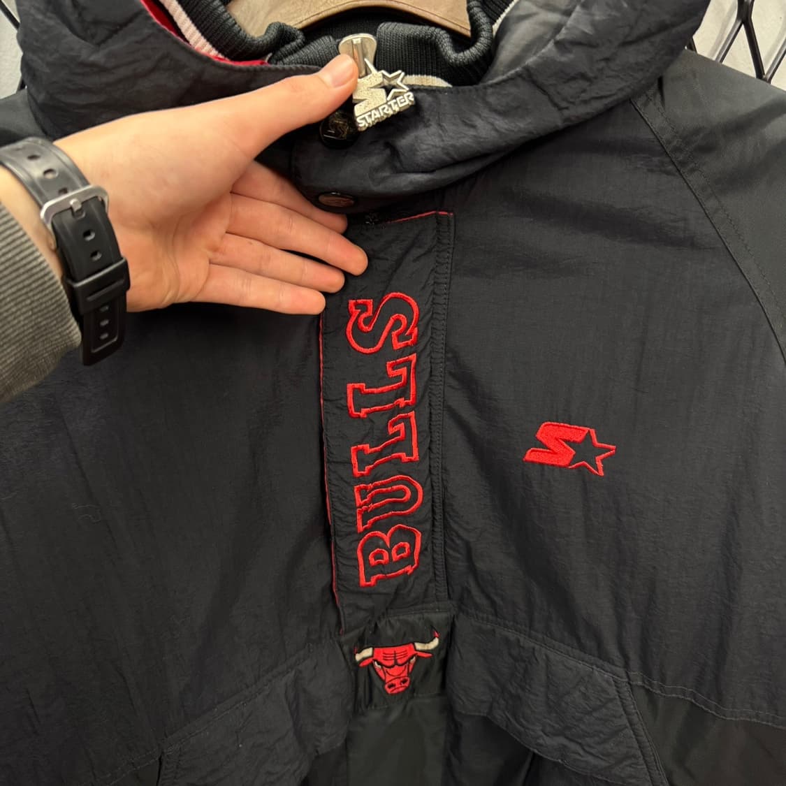 NBA X 스타터 시카고불스 아노락 패딩 점퍼 후면 빅로고 디테일 블랙 상품이미지5