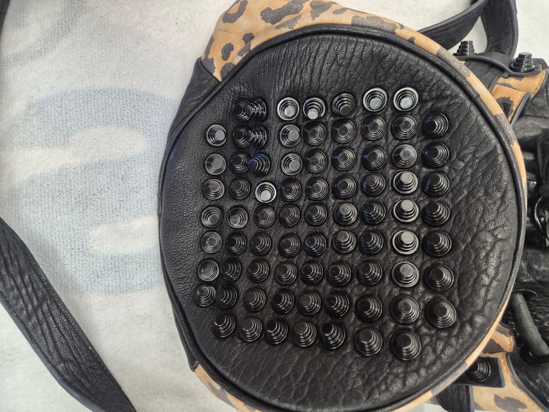 알렉산더 왕의 개성 넘치는 레오파드 패턴 버킷백 상품이미지3