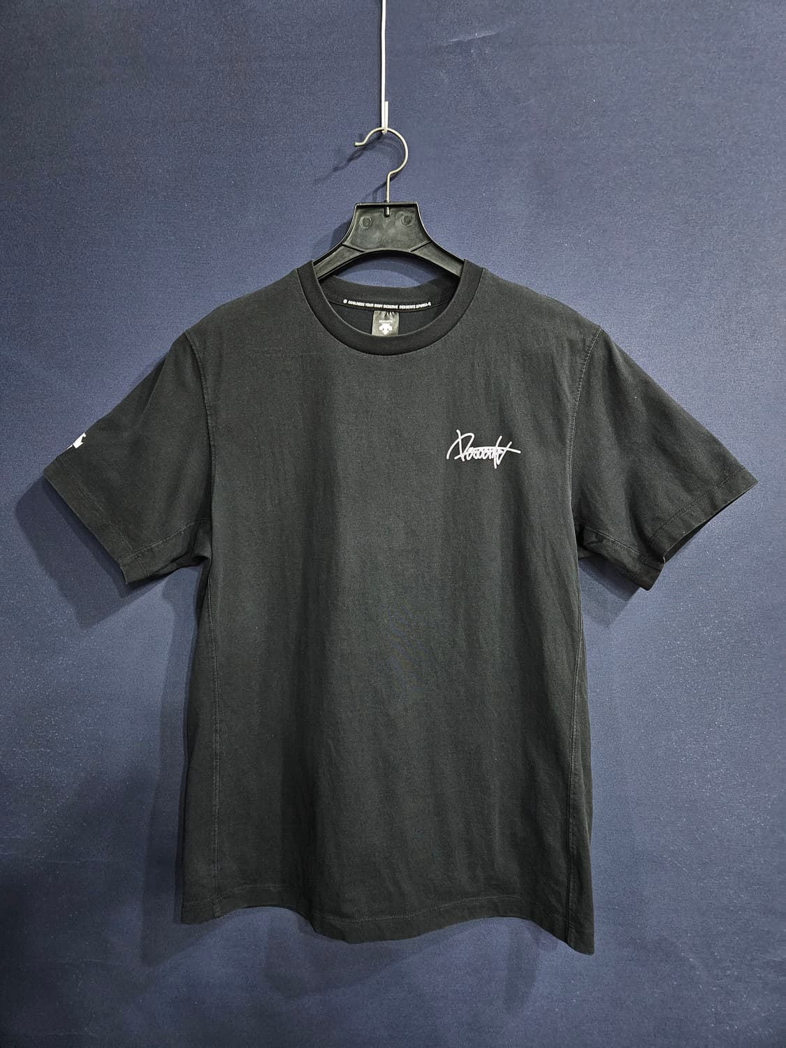 데상트 블랙 남성 105 반팔티  상품이미지1