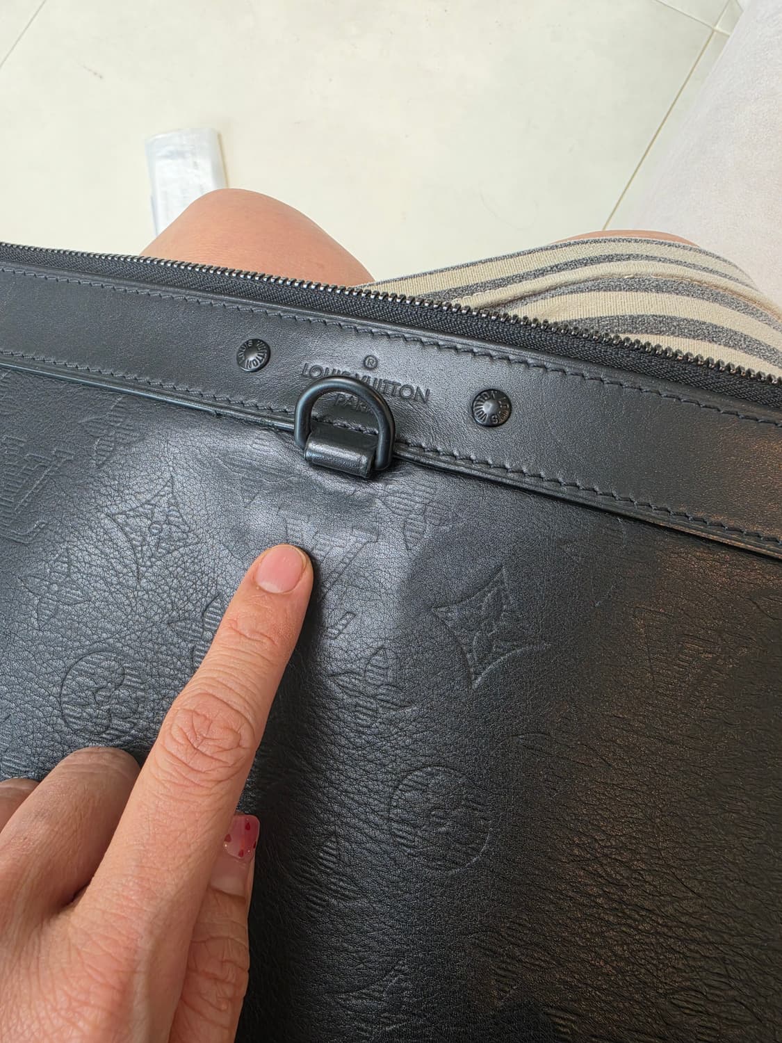 루이비통 모노그램 섀도우 레더 포쉐트 클러치 블랙 상품이미지10