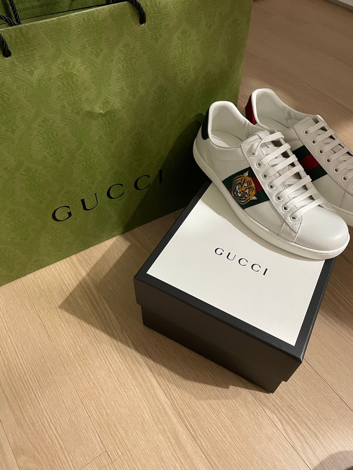 구찌 에이스 타이거 자수 스니커즈 상품이미지1