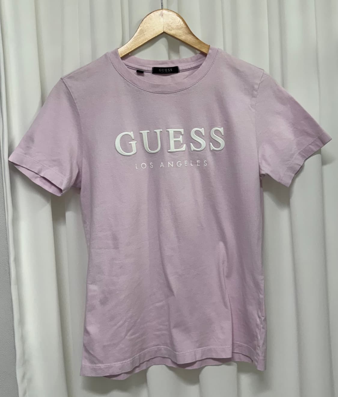 GUESS 게스 에나멜 로고 반팔티 S 퍼플 상품이미지4