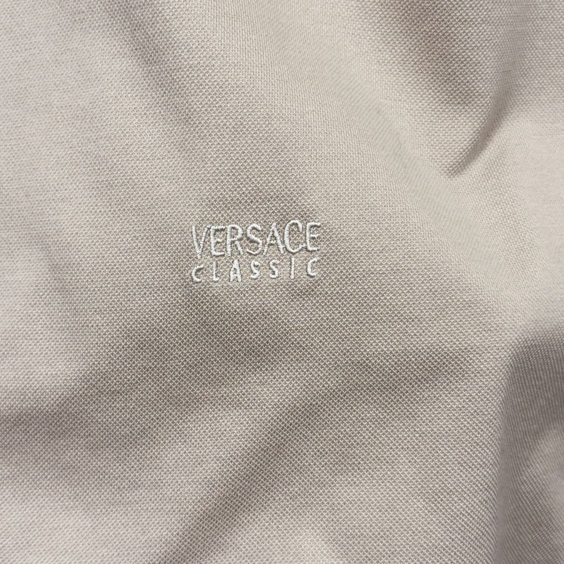 베르사체 클래식 V2 반팔 피케티 골드 버튼 디테일 배색 베이지 상품이미지7